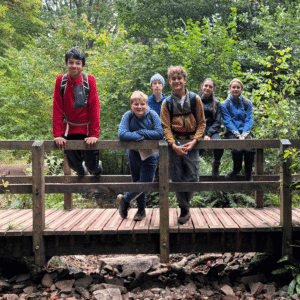 6 pupils on a wooden bridge.